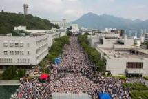 Crowds of Chinese support Students