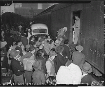 Hundreds Leave for Manzanar