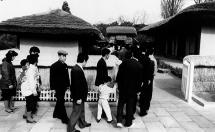 Kim Il Sung - People in Line to See His Birthplace